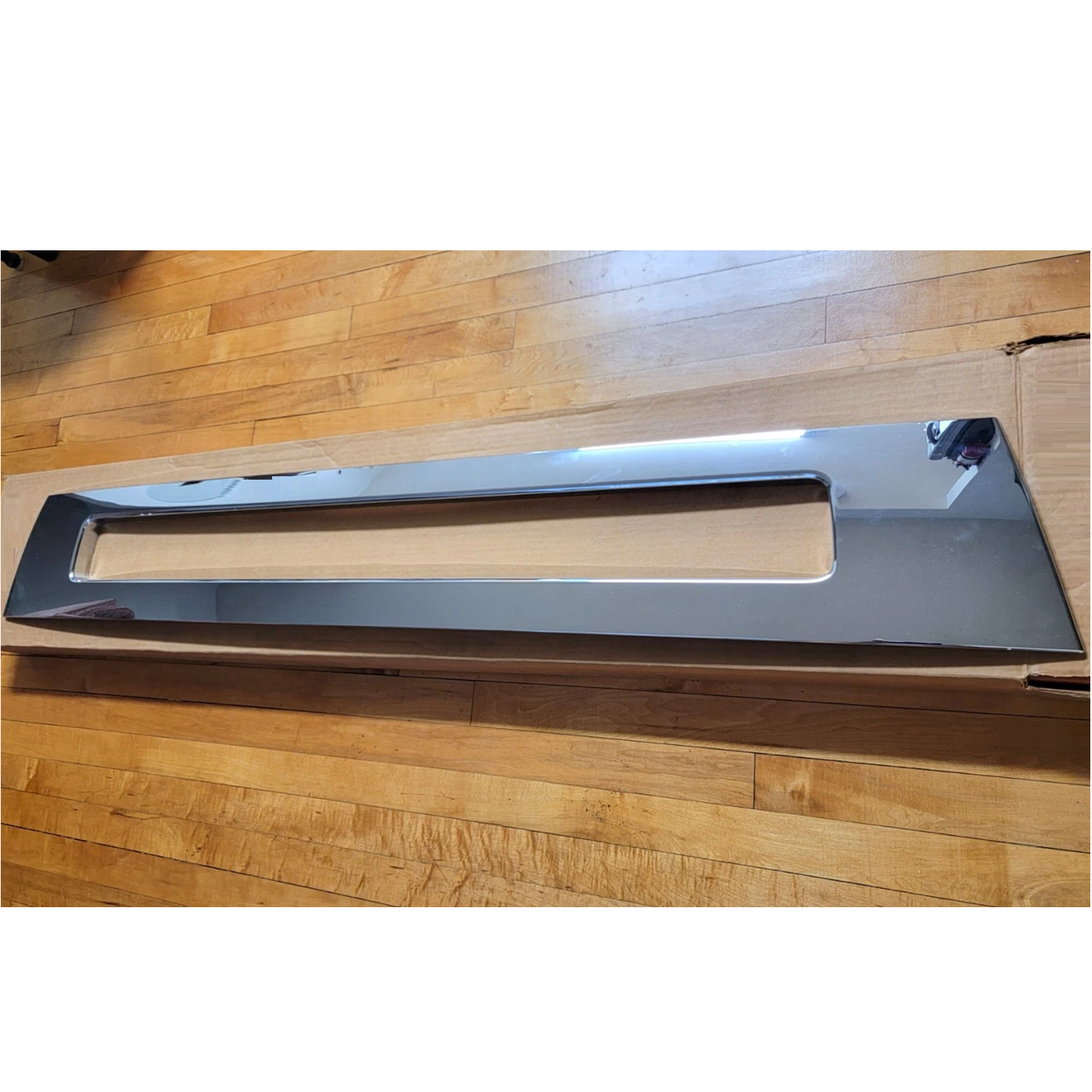 Volvo VNL 2004-2015 Bumper center Stripe cover, chrome center bumper trim