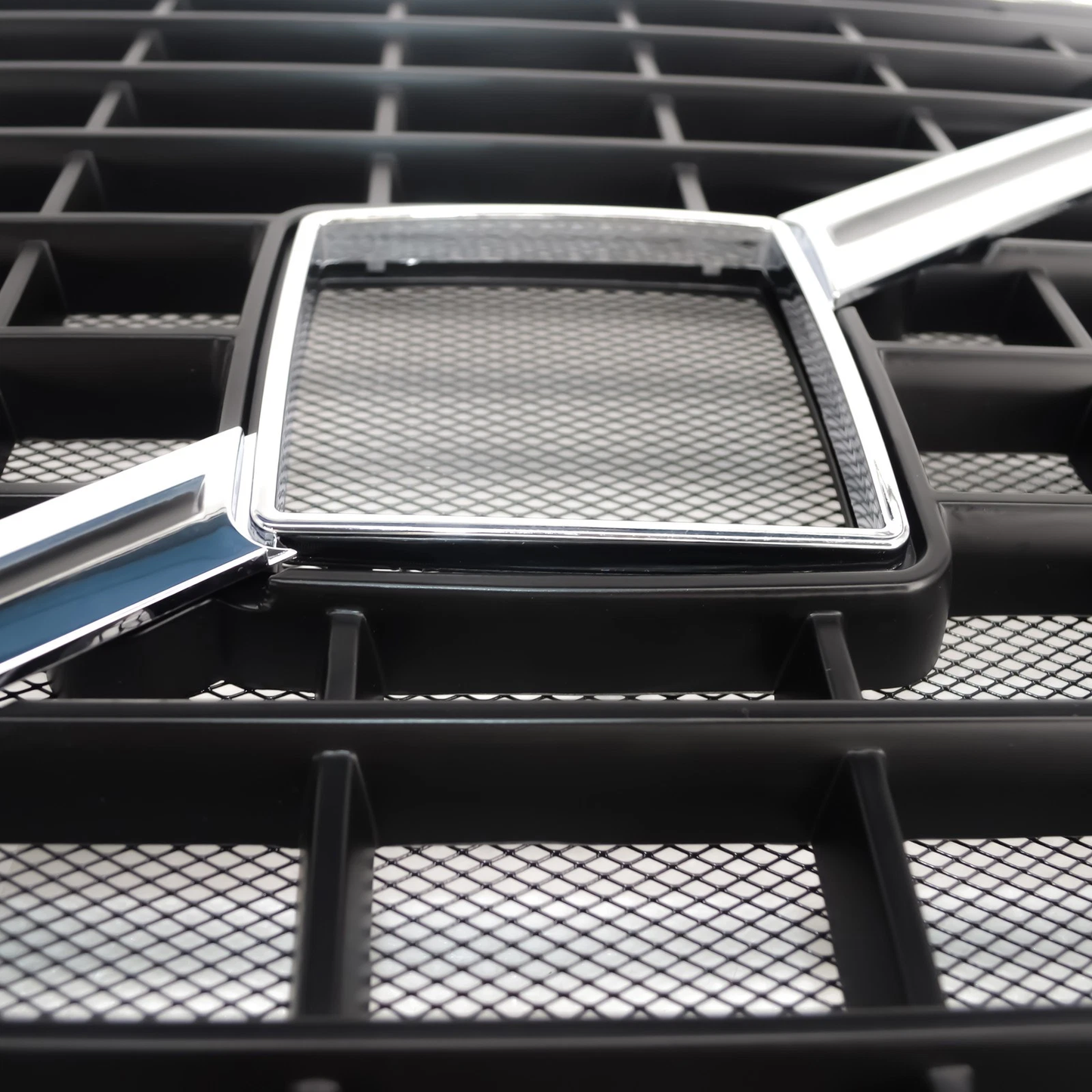 Volvo VNL 2004-2017 Grille with Mark Bug Screen 20505759